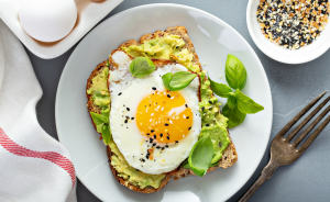 Guacamole namaz na tostu sa jajima