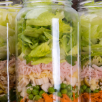 Slojevita Salata u Tegli Savrsen Obrok za Poneti